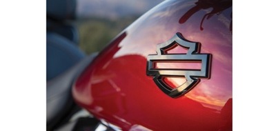 EMBLEMA AL DEPÓSITO COMBUSTIBLES IZQUIERDO TOURING CVO HARLEY OEM  