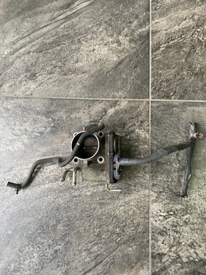 Дроссельная заслонка toyota camry 2.4 22030-0h030 фото №1