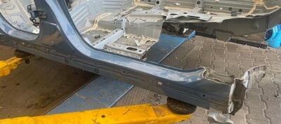 Toyota yaris iv правий поріг фото №1