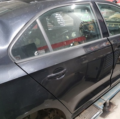 Двері правий задня - lf9r - оригінал - skoda rapid liftback фото №1