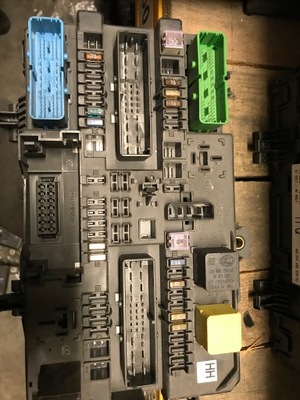 Коробка запобіжників opel 13206760 hh фото №1