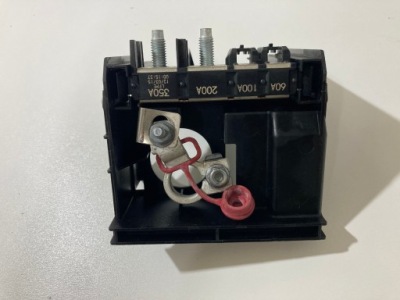 Chevrolet camaro vi 2016+ клемма плюсовая аккумулятор 84024856 фото №1