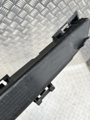 Кронштейн кронштейн решітка перед audi a3 8v 12- 8v3853037 фото №1