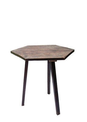 Stary drewniany zdobiony stolik trapez