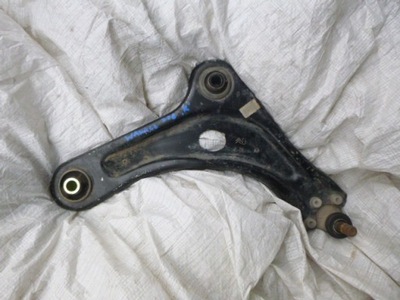 Peugeot 208 2008 c3 правый перед передний рычаг фото №1