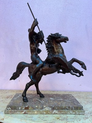 Rzeźba indiańskiego żołnierza na koniu-brąz