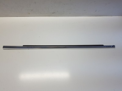 Mercedes w247 молдинг ущільнювач двері правий фото №1