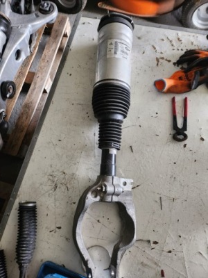 Land rover discovery v амортизатор правый перед hy32-3c285-bc фото №1