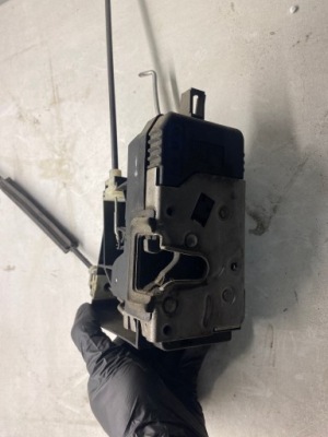 Замок дверь центральный правый перед opel signum 13157762 фото №1