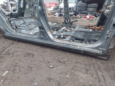 Поріг правий + блок двигуна середній toyota corolla verso ii 1c3 фото №1