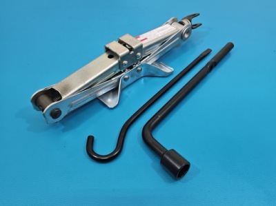 Домкрат подъемник автомобильный трапециевидный suzuki swift mk7 фото №1