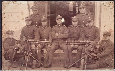 Foto żołnierze z pistoletami przeciwpancernymi