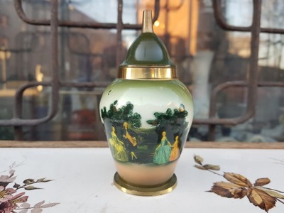 Stary mosiężny wazon urna Scena rodzajowa