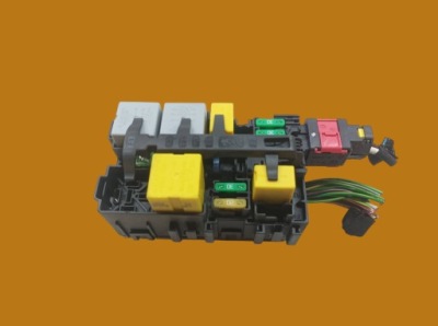 Коробка запобіжників 9806192580 1.6 hdi peugeot 308 ii 2014- фото №1