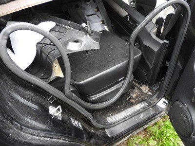 Прокладка стекло левый задняя mercedes ml w164 gl x164 1647350725 фото №1