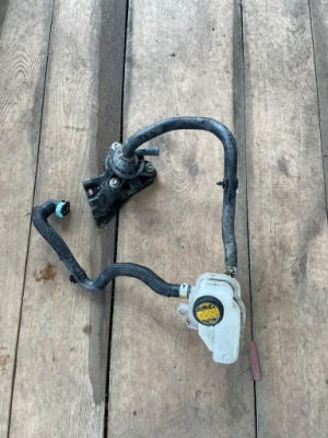 Toyota yaris iii hyb. помпа wody+ węże+zbiornik фото №1