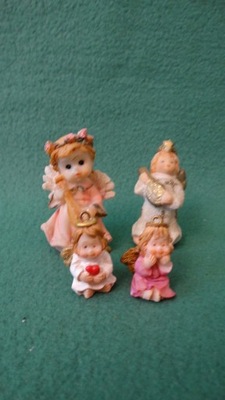 Kolekcja ślicznych, małych figurek aniołków, 4 sztuki