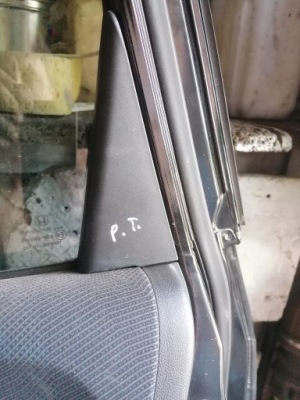 Заглушка защита треугольник накладка корпус дверь задняя honda jazz iii 2008-2014 фото №1