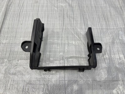 Кронштейн аккумулятор land rover discovery sport r-dynamic 23- k8d2-02214-a фото №1