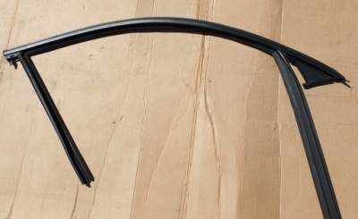 Прокладка рамка напрямна скло двері правий перед volvo xc40 оригінальний номер фото №1