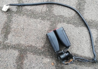 Citroen ds5 13r пряжка кліпса задня ліва права поперечина безпеки фото №1