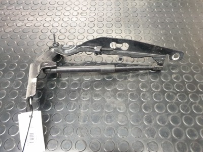 Volvo s60 v60 петля капот оригинальный номер 30799178 фото №1