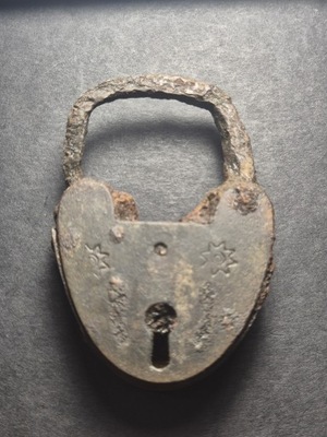 Stara kłódka sygnowana gwiazdki