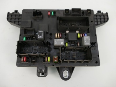 Коробка запобіжників opel оригінальний номер 13302301 фото №1