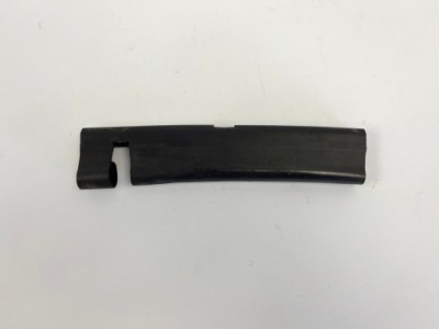 Прокладка капот замка середня przy решітка радіатора оригінал mercedes w124 фото №1