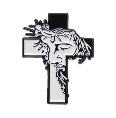 Metalowa przypinka krzyż z wizerunkiem Jezusa