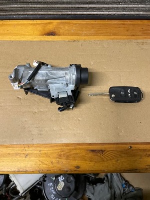 Ключ pilot замок запалювання електричний двері кришка багажника org 75n837202k фото №1