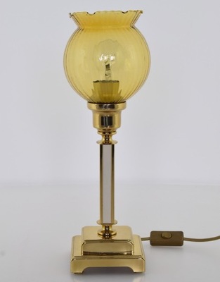 Klasyczna retro mosiężna lampka stołowa