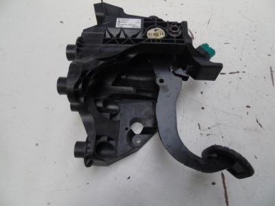 Nissan nv300 2017 педаль тормоза 465016415r фото №1