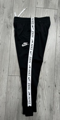 Nike spodnie dresowe --- M 137-146 cm