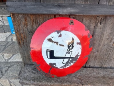 Stary emaliowany znak tablica wypukły