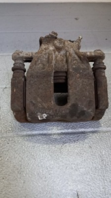 Супорт лівий перед nissan note 1.4b 06r фото №1