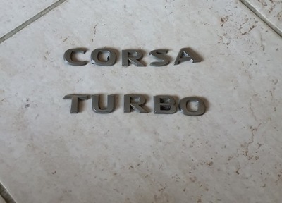 93192477 EMBLEMA INSCRIPCIÓN TURBO TAPA DE MALETERO PARTE TRASERA CON OPEL CORSA  