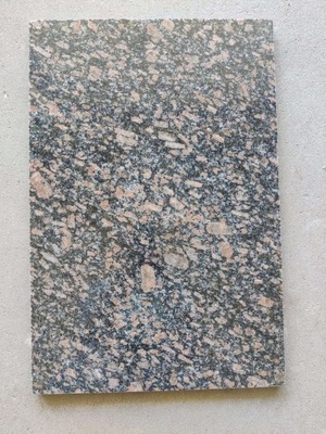 Granit. Polerowane płytki granitowe 60х60х2 cm