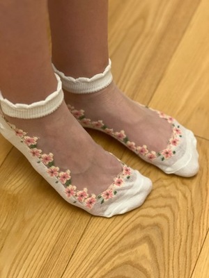 Skarpetki stopki siateczkowe z bawełną z kwiatowym haftem białe