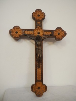 Krzyż drewniany wiszący zdobiony