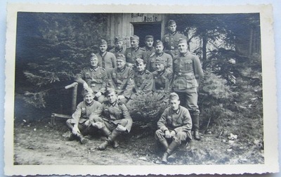 Grupa żołnierzy Wehrmacht przy bunkrze 1940