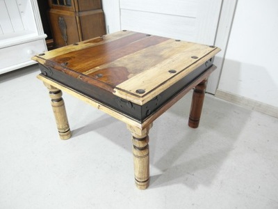 kwadratowy stolik z drewna stalowe okucia