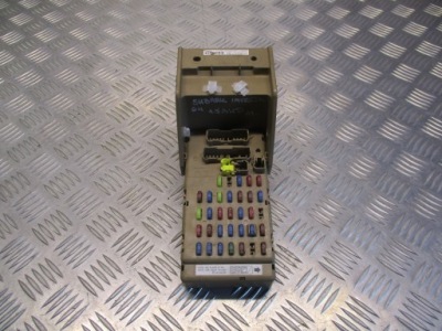 Коробка предохранителей subaru impreza ii 2.0 82201fg010 фото №1