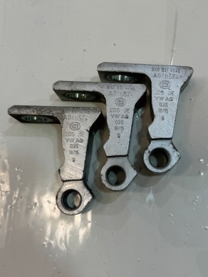 Петля дверь правый vw passat b8 8x0831404e фото №1