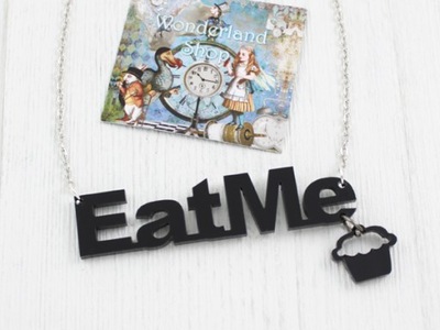 wisiorek EAT ME Wonderland napis czarny W12