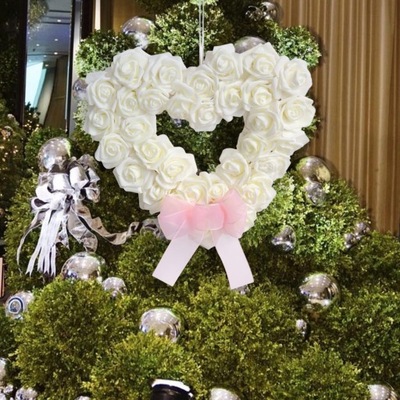 Sztuczny wieniec kwiatowy w kształcie serca na przyjęcie weselne przy drzwiach wejściowych