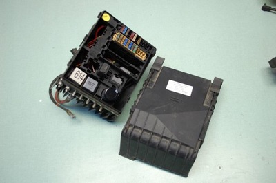 Audi tt 8j0 коробка корпус предохранителей фото №1