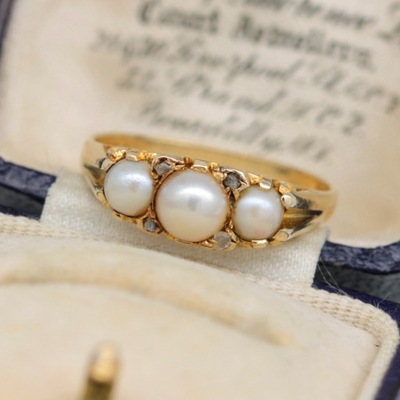 Złoty pierścionek z perełkami i diamentami