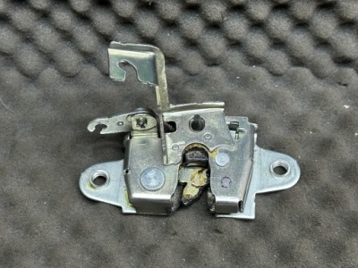 65790-0k020 замок крышки багажника toyota hilux фото №1