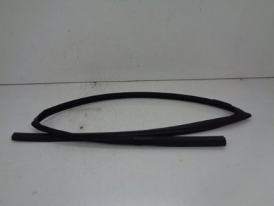 Nissan leaf прокладка стекло дверь правый перед фото №1